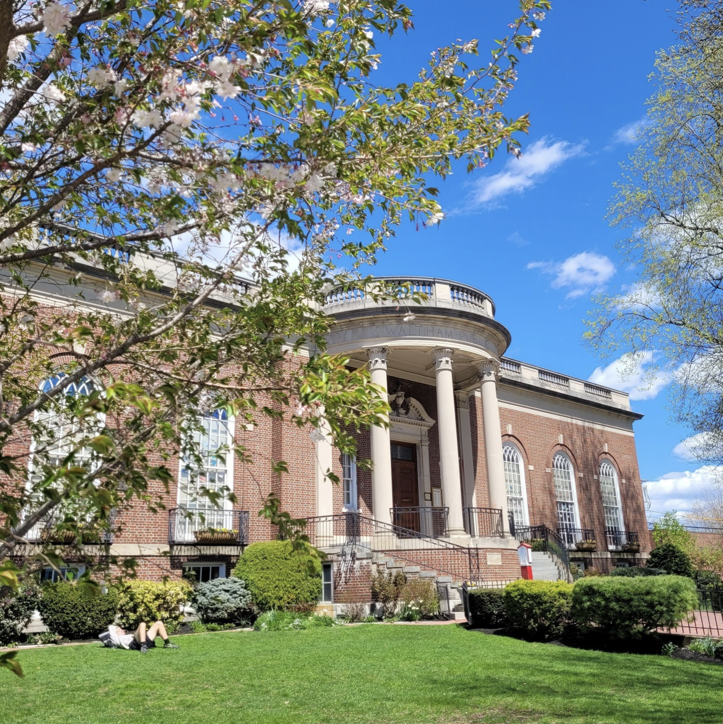 Image of exterior of Waltham Public Library